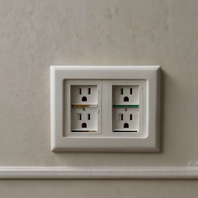 Розетка встраиваемая с заземлением и шторками (демо)